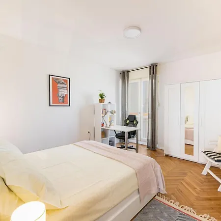 아파트 Tranquil Retreat W/ Balcony Sea View & Workspace 스플리트