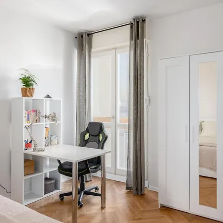 Tranquil Retreat W/ Balcony Sea View & Workspace 스플리트