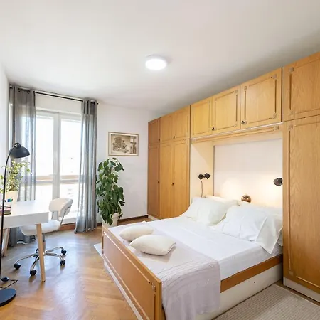 Tranquil Retreat W/ Balcony Sea View & Workspace 스플리트