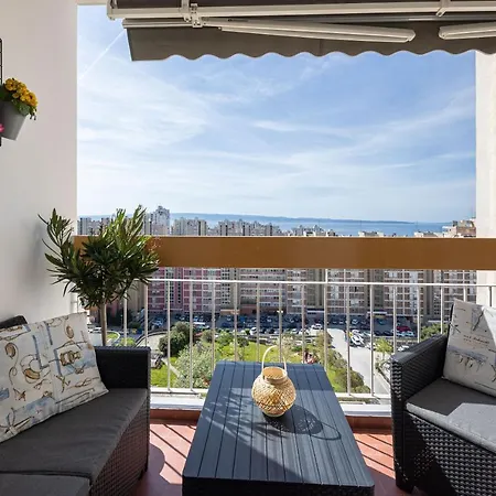 Tranquil Retreat W/ Balcony Sea View & Workspace