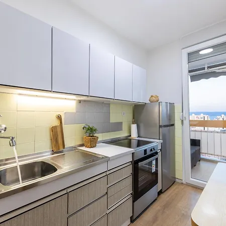 Tranquil Retreat W/ Balcony Sea View & Workspace 아파트 스플리트